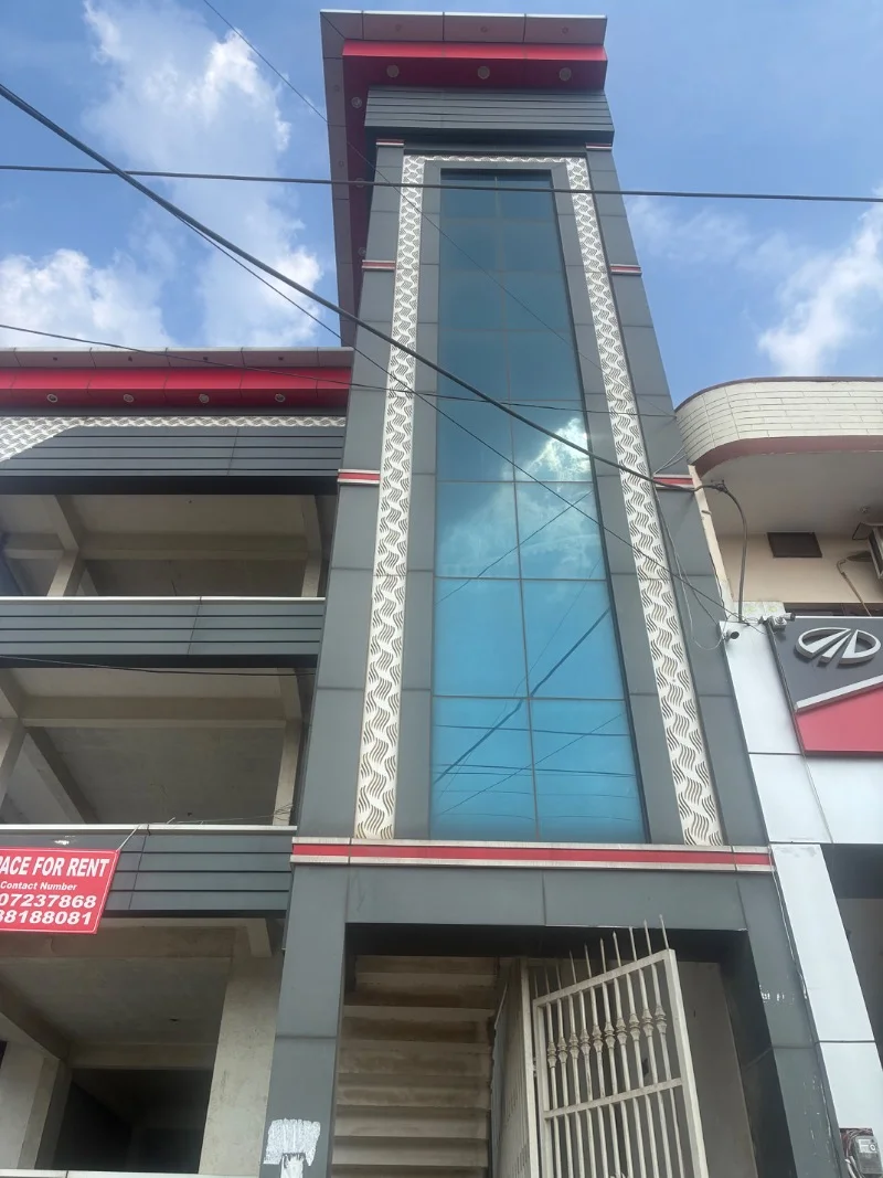 Floor for Rent in Tedipuliya Ring Road Lucknow - Photo 1