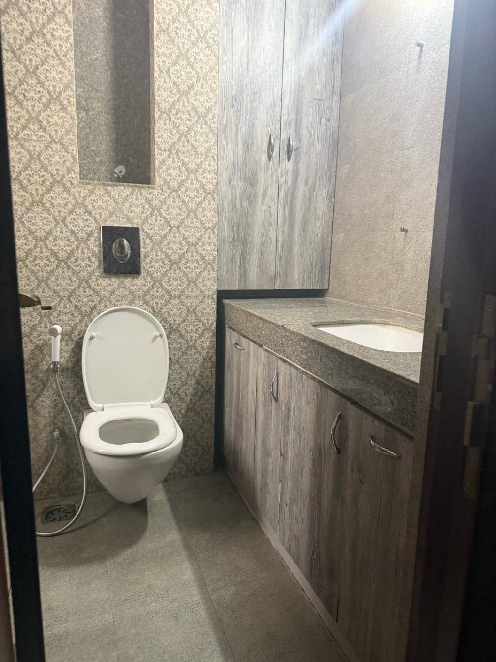 Showroom for Rent in Gomti Nagar Lucknow - Photo 2
